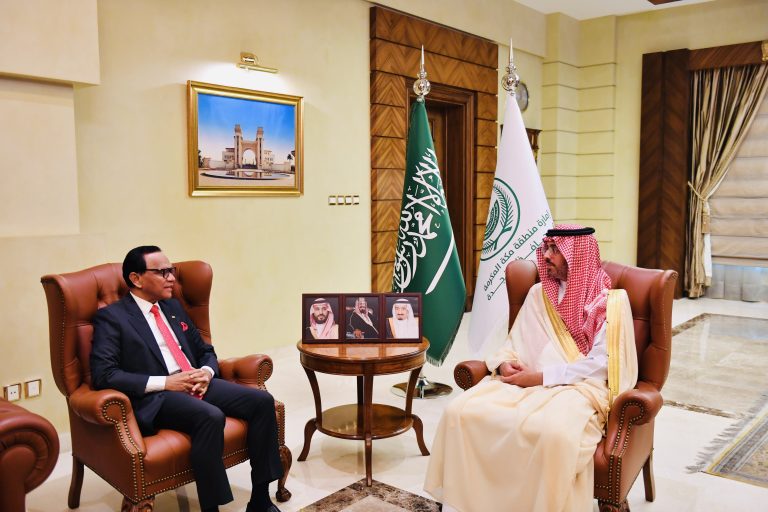 Governor of Jeddah Prince Saud bin Abdullah bin Jalawi receives Sri Lanka Ambassador Ameer Ajwad