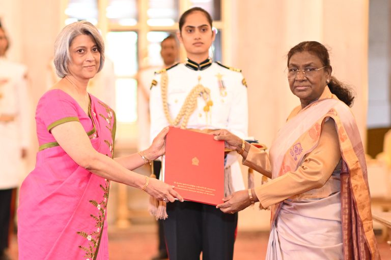 High Commissioner Mahishini Colonne Presents Credentials to the Indian President Droupadi Murmu