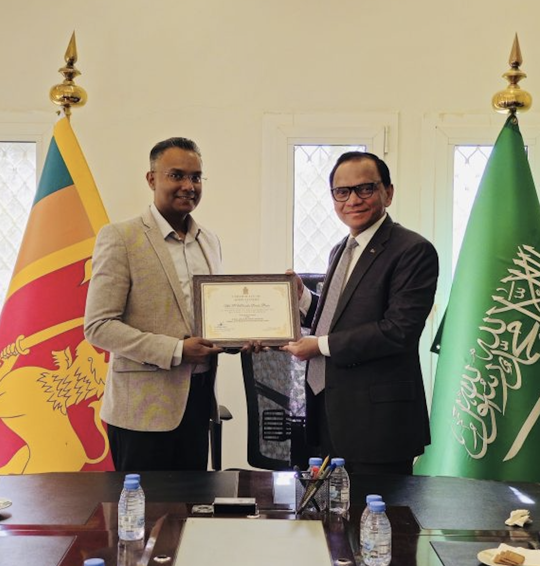 Sri Lanka Embassy in Riyadh Felicitates a long-served migrant worker in Saudi Arabia